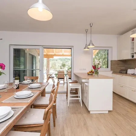 5 Bedroom Gorgeous In