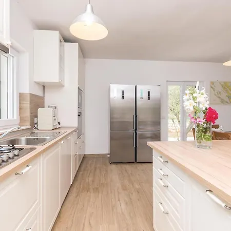 5 Bedroom Gorgeous In Дом отдыха Verunic