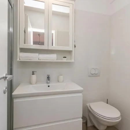 Holiday home 5 Bedroom Gorgeous In Verunic