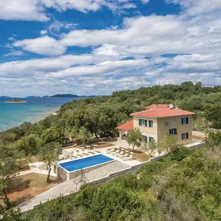 5 Bedroom Gorgeous In Holiday home