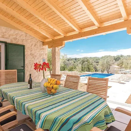5 Bedroom Gorgeous In Holiday home