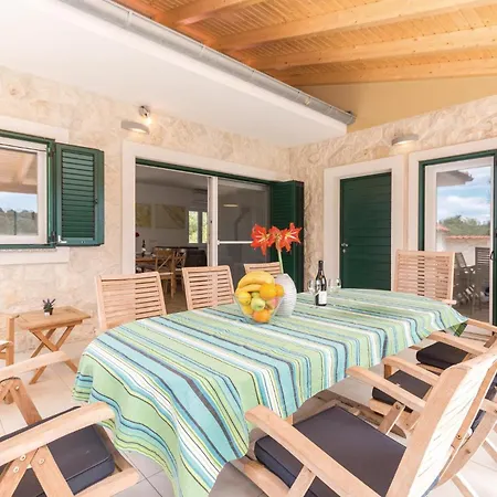 5 Bedroom Gorgeous In Holiday home