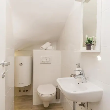 5 Bedroom Gorgeous In Holiday home