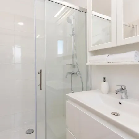 5 Bedroom Gorgeous In Holiday home Verunic