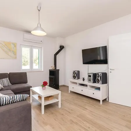 5 Bedroom Gorgeous In Prázdninový dům *