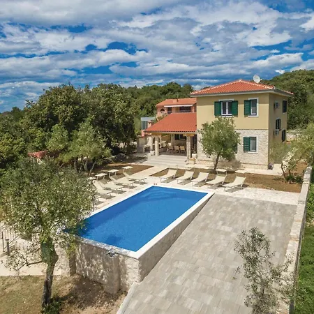 5 Bedroom Gorgeous In Prázdninový dům Verunić