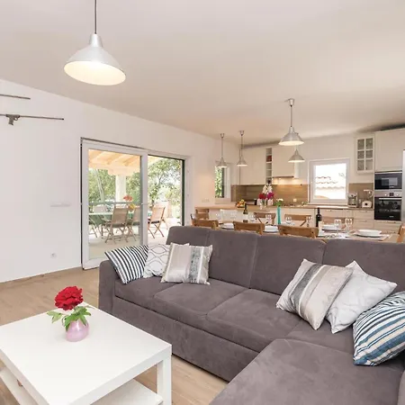 5 Bedroom Gorgeous In Prázdninový dům *