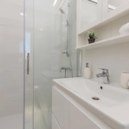 5 Bedroom Gorgeous In Verunić